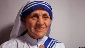 India lifts restrictions on association set up by Mother Teresa after criticism of 'harassment of Christians'  Weeks after a moratorium on external funding for a charity set up by Mother Teresa, Indian authorities allowed outside funding to return.  Indian authorities have allowed foreign funding to return to a charity founded by Mother Teresa, weeks after a decision to halt it was seen by opponents as further evidence of the harassment of Christians under the Hindu nationalist government.  On December 25, he "refused" to renew the association's license, which allows it to receive funding from abroad, according to India's Home Ministry. The decision stated that this was due to "their failure to meet the eligibility requirements" under the Foreign Contribution Law, without providing additional details.  Sunita Kumar, who was close to Mother Teresa, said the license was eventually "renewed".  The late Catholic nun Mother Teresa, who devoted most of her life to serving the poor in Calcutta, founded the Missionaries of Charity in 1950. It is reported that she won the Nobel Peace Prize before being declared a saint.  Her association runs shelters across India. According to the Hindu newspaper, it received about $750 million in funding from abroad in the 2020-2021 fiscal year.  Narendra Modi's government has been accused of preventing charities from receiving foreign funding.  Last week, the NGO Oxfam India announced that it was being denied access to foreign funding, warning that it would have dire consequences for its humanitarian activities.  Amnesty International also announced in 2020 the suspension of its operations in India after the government froze its bank accounts.