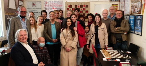 Les joueuses et joueurs du cercle d'échecs de Monte-Carlo rendent hommage au champion d'échecs Gilles Miralles - Photo © Jean-Michel Rapaire