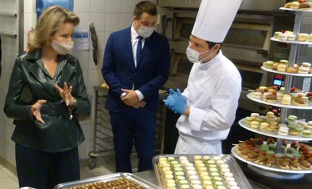 The Queen toured three kitchens of the EHPN, the hot kitchen, the cold kitchen and the pastry shop. Natan leather jacket