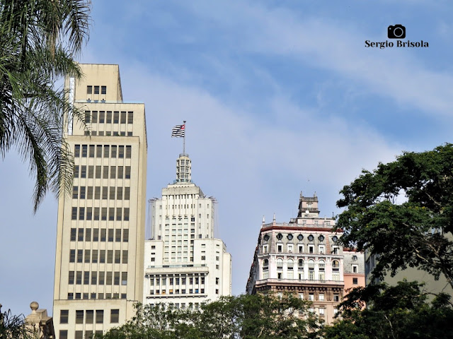 Close-up com superzoom fotográfico das coberturas dos mais famosos edifícios do Centro Histórico de Sampa