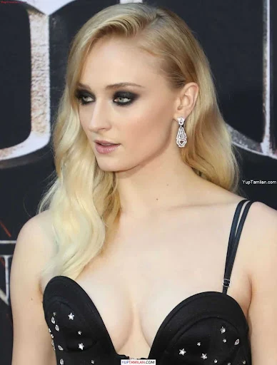 Sophie Turner Sexy Bikini and Lingerie Pictures