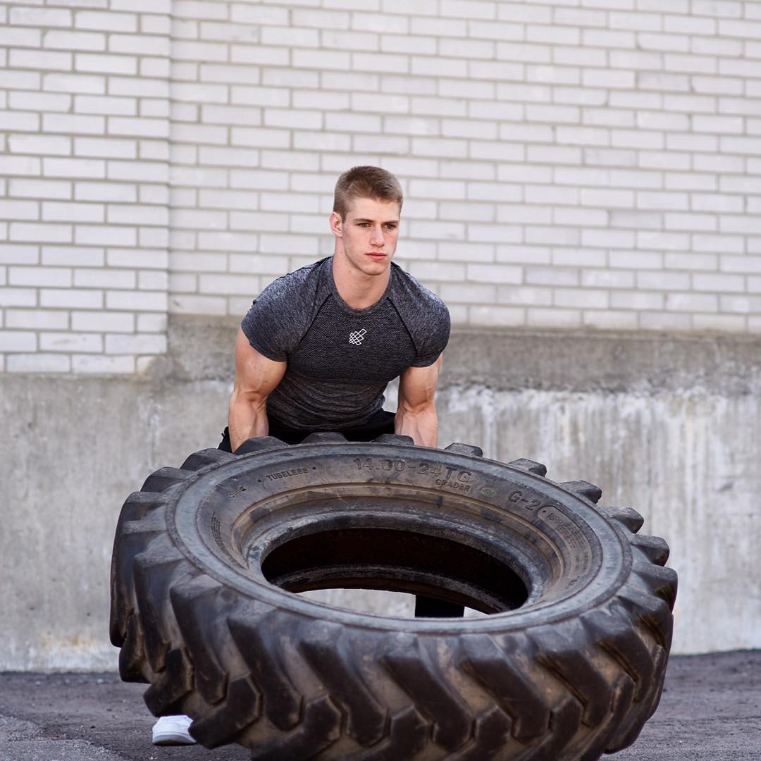 handsome-young-fit-blond-guy-big-biceps-lifting