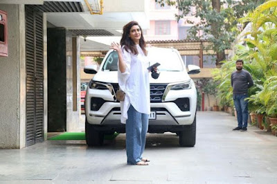 Karishma Tanna spotted photos