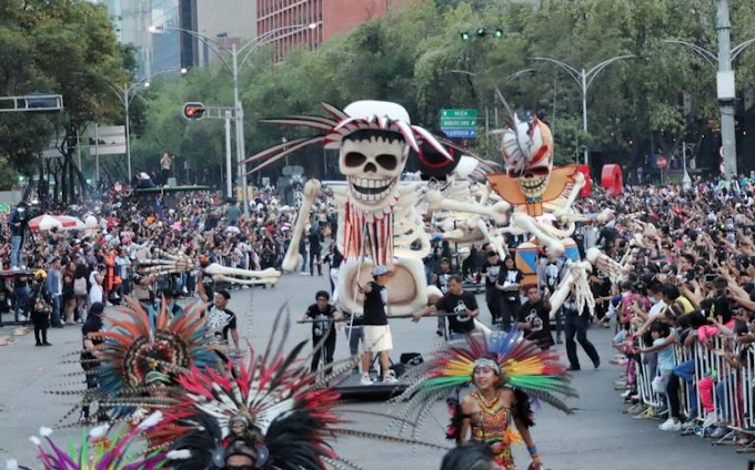 Miles de personas atiborran Reforma y el Zócalo por el desfile de Día de Muertos