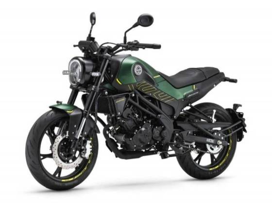 Each Yamaha MT model in the range, excluding the SP models, will wear a new Cyan Storm colorway with cyan-toned rims for 2022 . The gray and black characterization will instead include cyan and vermilion accents on the tail and air intakes, as reported. A look that underlines a proactive character.   The novelties of the range An overview of seven models ranging from a displacement of 125 cc to a volume of 1,000 cc. For 2022 there are updates and news regarding specific specimens. For example, the Yamaha MT-03 is equipped with an advanced and Euro 5 approved engine . A compact and sporty naked with the typical character of the MT overview, animated by a 321 cc twin cylinder. Features include dual position lights with central LED headlight assembly, LCD instrumentation and a 37mm upside-down fork.    Moving on to the Yamaha MT-09 , after the restyling, a new chassis and a new CP3 890 cc engine, for 2022 there is a new 35 kW version , also for the MT-09 SP . The only technical intervention is the adoption of a new ECU which limits the maximum power to 35 kW. Considering the crossplane unit offering linear torque, the 35kW MT-09 and MT-09 SP give A2 license holders an interesting liveliness from low revs to every gear. Then, once the A license has been obtained, it is possible to bring the vehicle to 70 kW at the Yamaha dealer network, as reported.