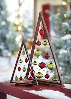 Árboles de Navidad minimalistas con marco de madera triangular