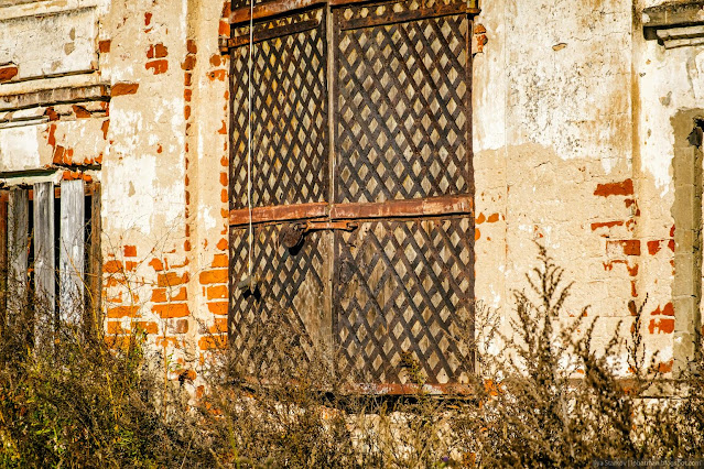 Старая деревянная дверь с огромным замком