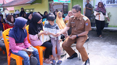 Wako Rida Ananda Serahkan Cadangan Beras di Kelurahan Sapaku