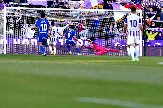 Borja Bastón bate a Masip tras recoger un centro de Jirka. REAL VALLADOLID C. F. 2 REAL OVIEDO 1 Domingo 12/12/2021, 16:00 horas. Campeonato de Liga de 2ª División, jornada 20. Valladolid, estadio José Zorrilla