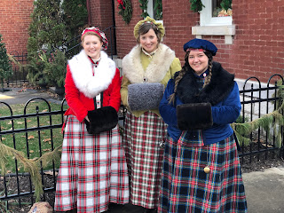 Dickens Christmas carolers