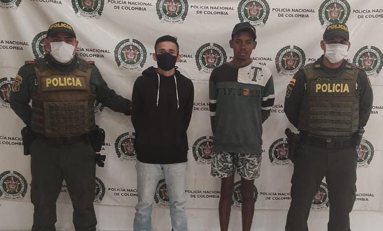 https://www.notasrosas.com/Dos hombres fueron capturados después de hurtar un celular en el Barrio 'Los Olivos', de Riohacha