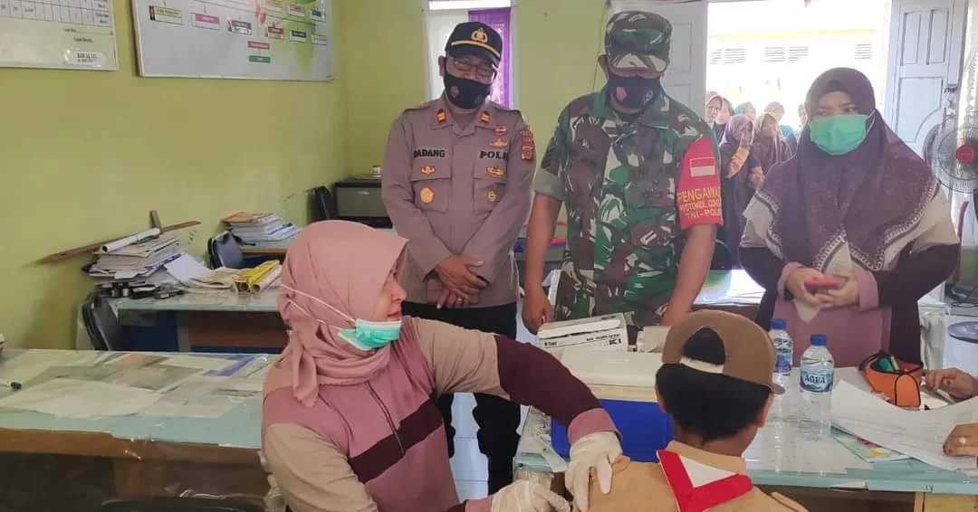 TNI-POLRI Laksanakan Pendampingan Nakes Saat Vaksinasi Pelajar