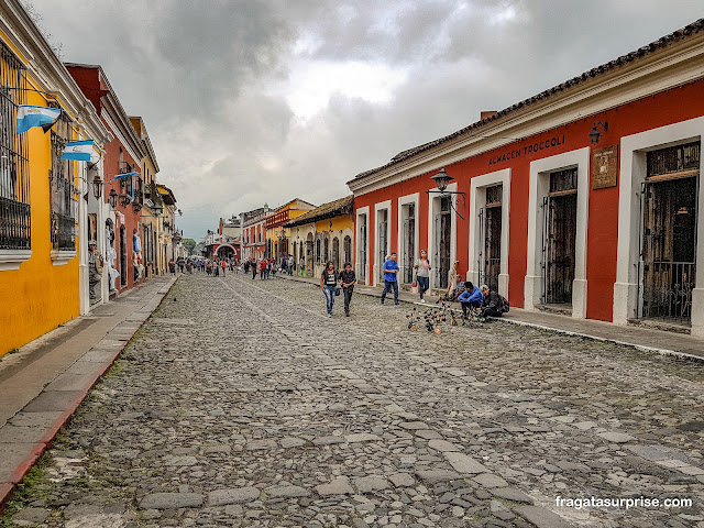 Rua pavimentada com pedras no Centro Histórico de Antigua, Guatemala