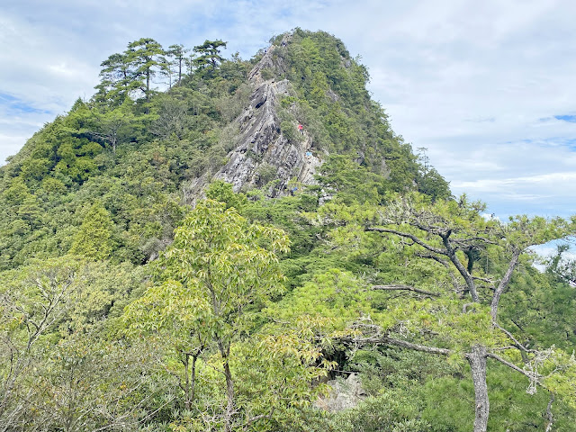 鳶嘴山下山往稍來山方向--回望鳶嘴山