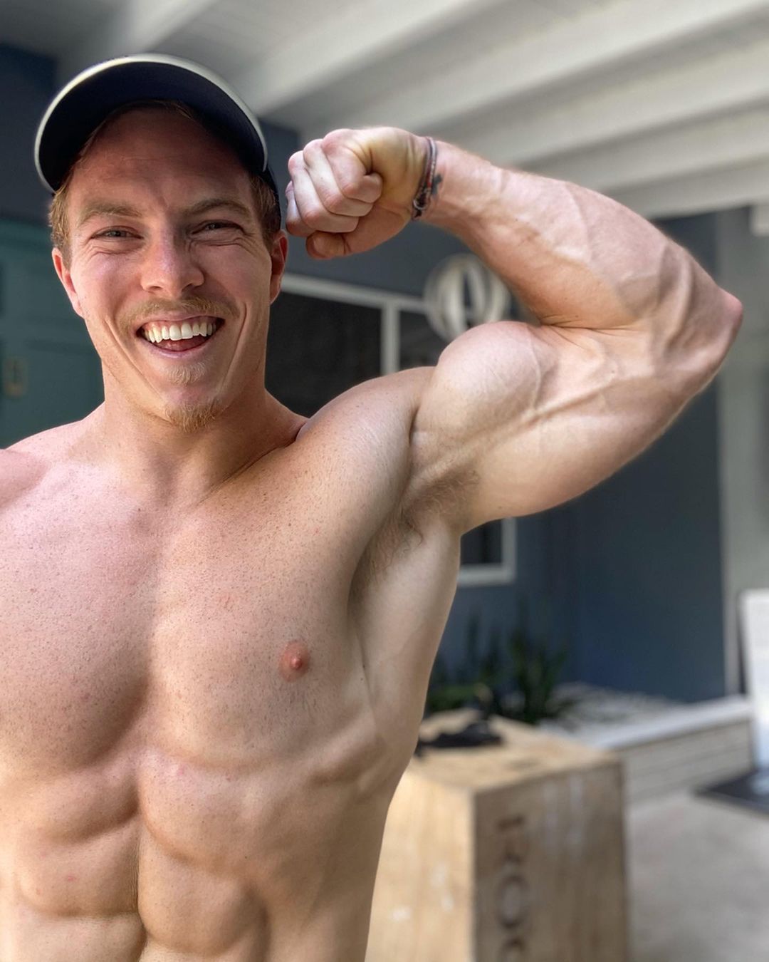 strong-sexy-straight-guy-flexing-huge-biceps-noa-ohlsen-smile