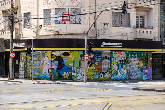 Um grafite em uma fachada na Visconde de Guarapuava com Marechal Floriano