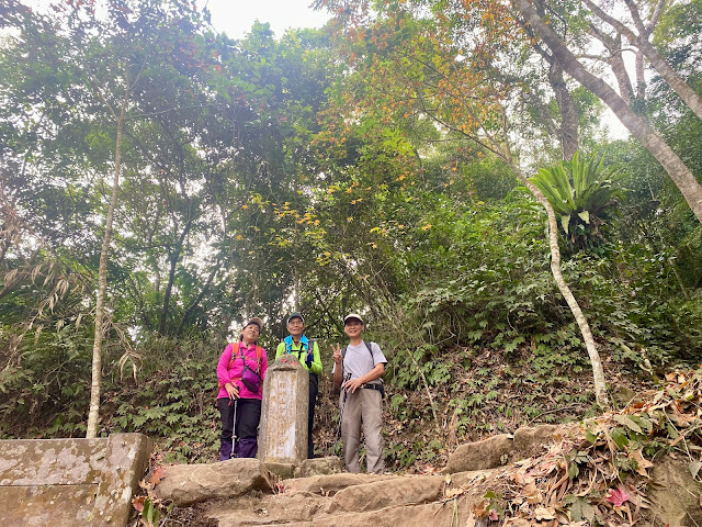 往馬那邦山--古戰場紀念碑