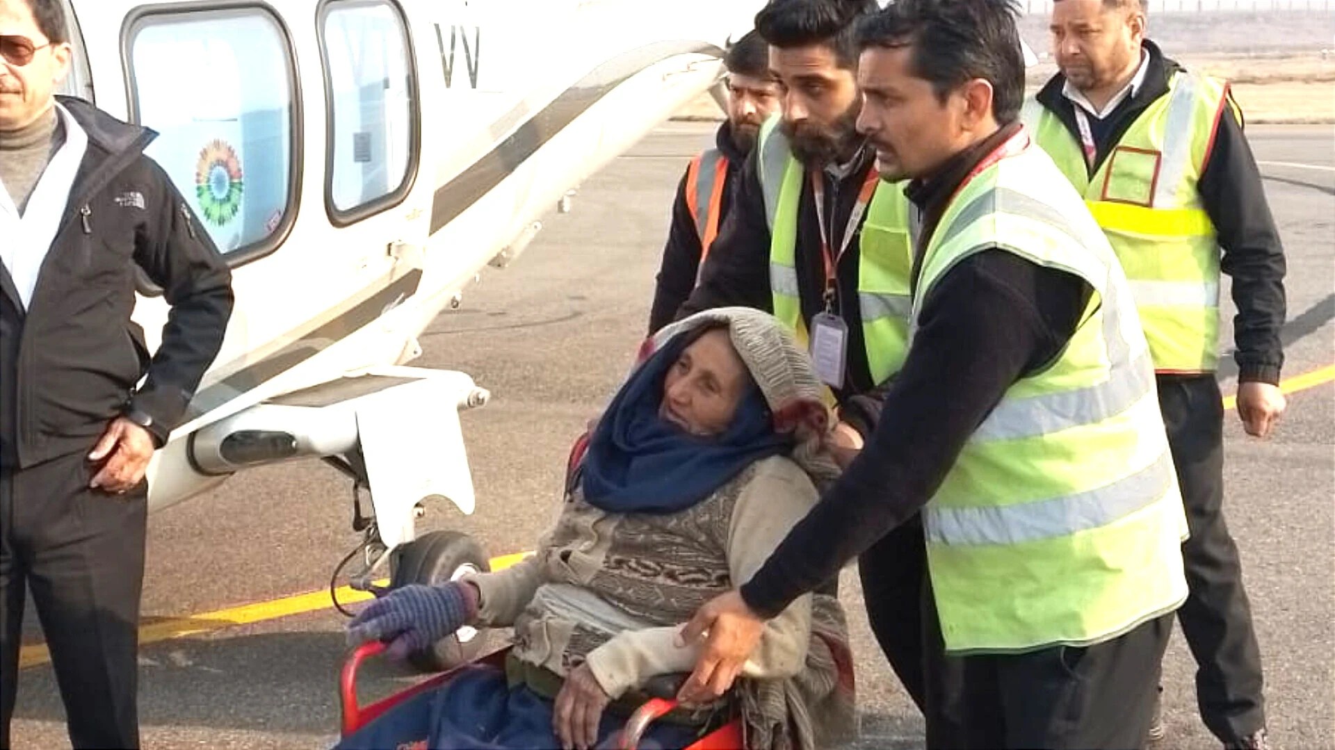 Airlift: On the instructions of CM Sukhu, 69 year old Kapuri Devi, suffering from illness, was admitted to Airlift - Tanda Medical College.