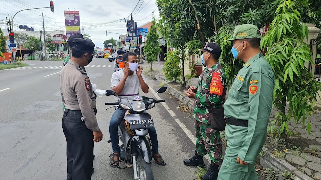 PPKM level 3 aparat gabungan wilayah Kartasura kembali laksanakan himbauan Prokes dan penegakan.