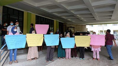 Minta PT. SLI Beroperasi Lagi, Emak-Emak lakukan Protes di Kantor Pemkab Tangerang 