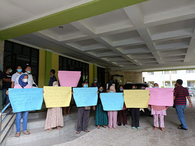 Ratusan warga Desa Sentul yang mengatasnamakan Germas Saseber (Gerakan Masyarakat Desa Sentul Bersatu) mendatangi Kantor Dinas Lingkungan Hidup dan Kebersihan (DLHK) Kabupaten Tangerang