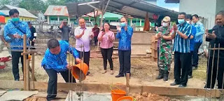 Wakil Bupati Sekadau, Subandrio dalam acara peletakan batu pertama pembangunan Gereja GUPDI TPJ Desa Gonis Tekam