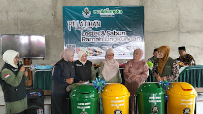 Pemuda Lintas Iman Banyuwangi Bikin Sabun dan Ventilasi Roster Dari Plastik Bekas