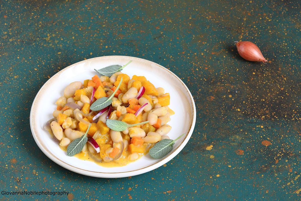 Fagioli cannellini con zucca e cipolle rosse