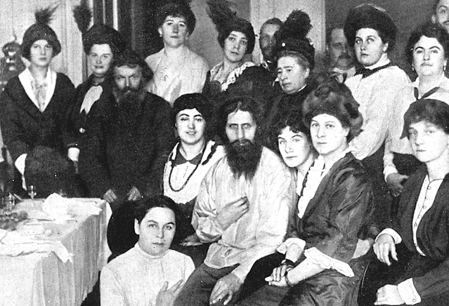 Григорий Распутин с поклонницами