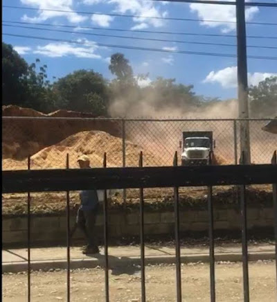 Denuncian depósito de aserrín afecta salud de residentes en el sector Cruz Gorda de Gurabo, Santiago