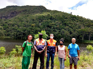 Coronel Albert Andrade (ao centro) com moradores do Caleme em vistoria à barragem