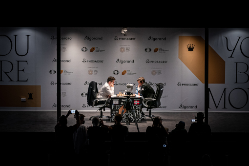 Le match entre Magnus Carlsen et Ian Nepomniachtchi est quasiment terminé avec un score de 3-0 en faveur du champion du monde d'échecs en titre - Photo © Eric Rosen / FIDE