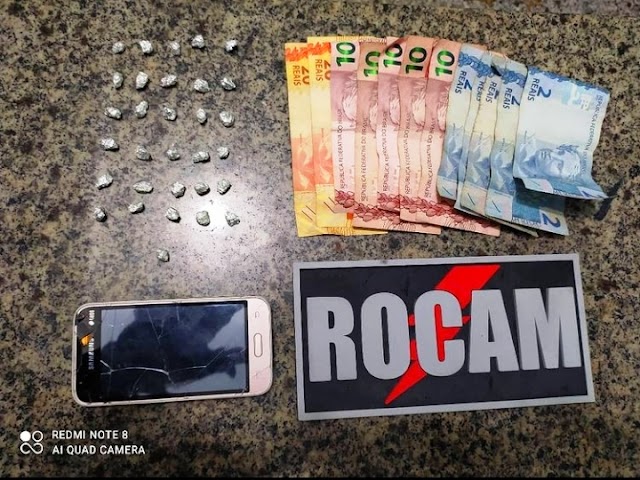 Policiais da ROCAM apreendem crack, dinheiro e celular com suspeito no bairro Pindorama