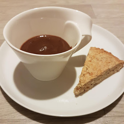 Part de galette des rois bretonne avec un chocolat chaud