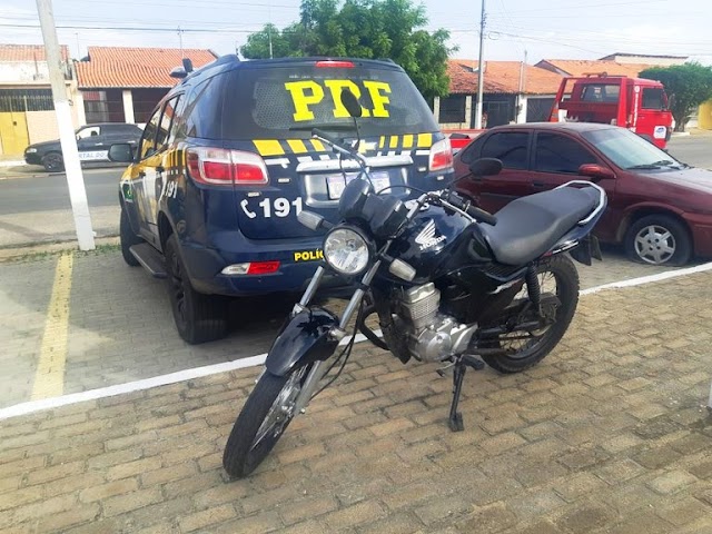 PRF recupera motocicleta com registro de estelionato na BR 343 e prende jovem em Parnaíba