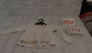 中古品　子供服　９５ｃｍ　アンパンマンプリント　ホワイト　長袖トップス　１１０円