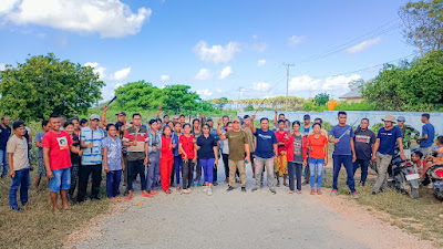 Wujudkan Semangat Gotong Royong, Camat Sabu Liae Kerja Bakti Bersama Perangkat Desa 