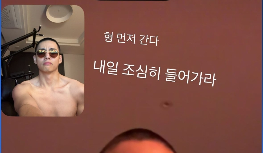 [instiz] ?? V AND JUNGKOOK BOTH SHOWING THEIR BUZZ CUT IN A VIDEO CHAT…