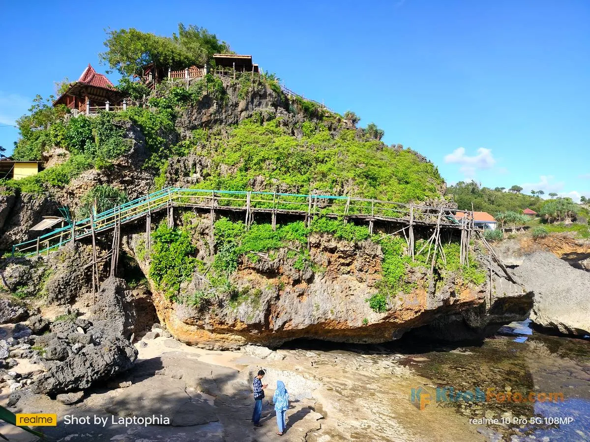 Keindahan Pantai Mbuluk