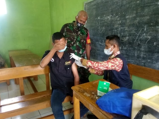 GIAT BABINSA DESA PANGKALAN DAMPINGI VAKSINASI DI KAMPUNG CANGKORE RT 01/10 