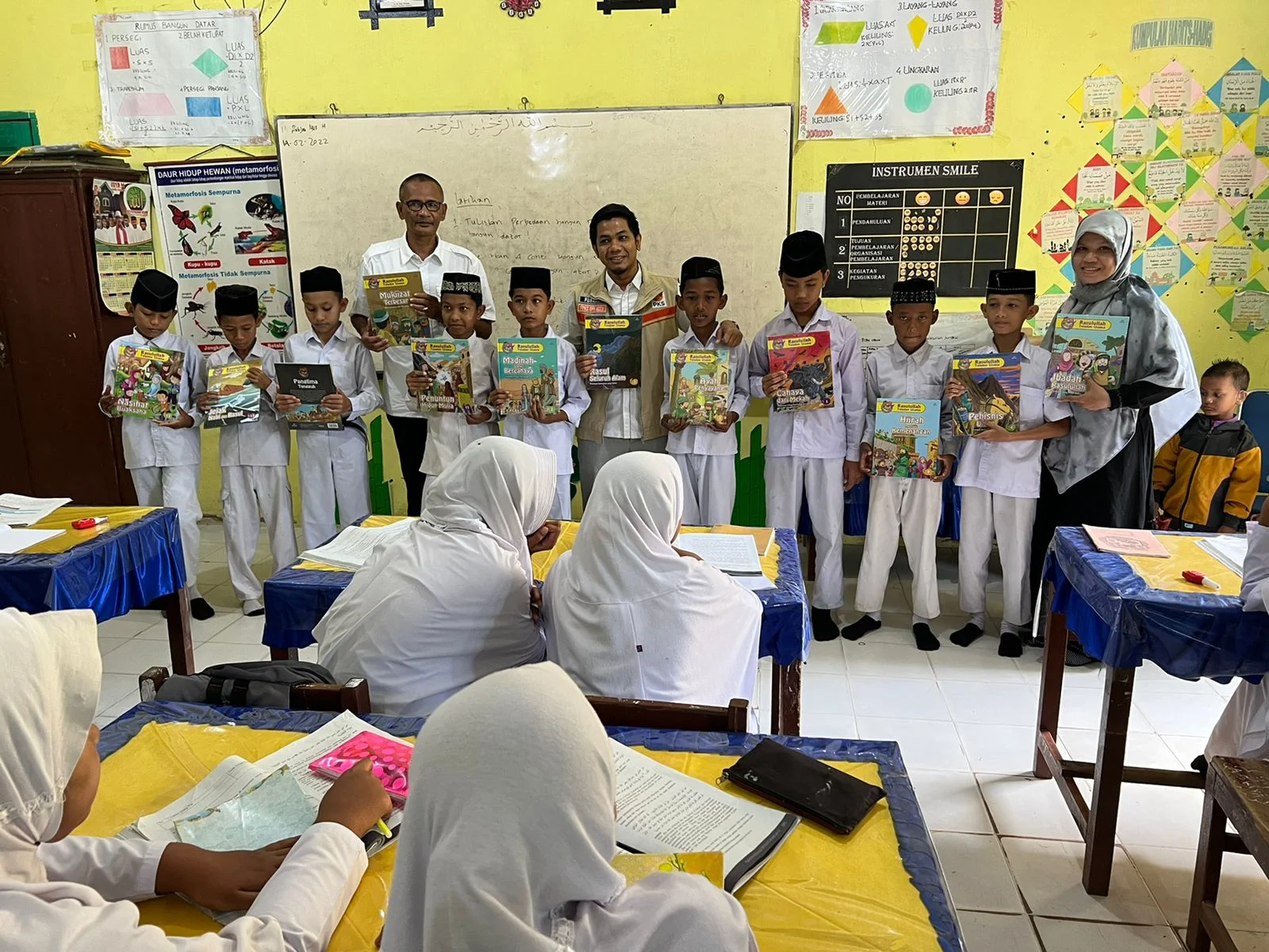 MaasyaAllah! Anggota DPRA F-PKS Ini Serahkan Wakaf Buku Sirah di MIN 55 Bireuen