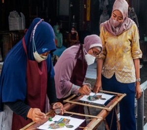 Proses pembuatan batik di Soendari Batik Malang beberapa waktu lalu. Soendari Batik merupakan galeri batik yang produknya menjadi incaran masyarakat