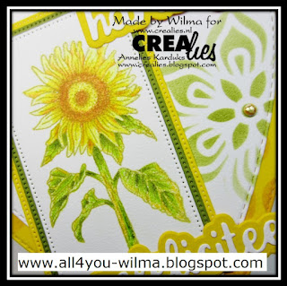 Een close-up van een gestempelde en ingekleurde zonnebloem. A close-up of a stamped and colored sunflower.