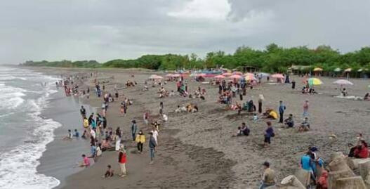 LIBUR TAHUN BARU, PANTAI GLAGAH DI PADATI PENGUNJUNG