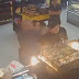 Homem que recebeu cotovelada de PM estava na padaria para doar roupas a funcionária