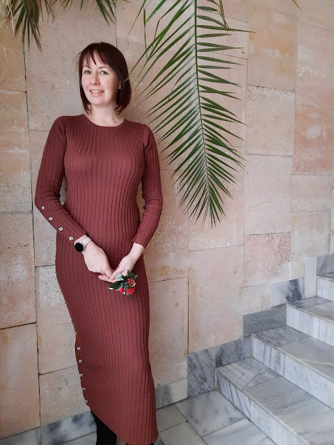 https://femmeluxe.co.uk/chocolate-ribbed-long-sleeve-button-detail-bodycon-midi-dress-karina