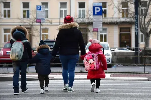 Una madre con i figli