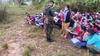 တရားမဝင် မြန်မာတွေ တင်ဆောင်လာတဲ့ကားများ ထိုင်းမှာ ယဉ်တိုက်မှုမကြာခဏဖြစ်  ပကျွတ်ခီရီခရမ်ခရိုင် နယ်စပ်လမ်းမှာ ၂၀၂၂ ဖေဖော်ဝါရီ ၁၉ ရက်နေ့က ဖမ်းဆီးမိတဲ့ တရားမဝင် မြန်မာနိုင်ငံသား ၂၁၈ ဦးကို တွေ့ရစဉ် ထိုင်းနိုင်ငံ မနော်ရမ်ခရိုင် ချိုင်နတ်မြို့နယ်အတွင်း ဖေဖော်ဝါရီလ ၁၉ ရက်နေ့ မနက် အစောပိုင်းမှာ မြန်မာရွှေ့ပြောင်းအလုပ်သမားတွေကို တင်ဆောင်လာတဲ့ လူမှောင်ခို ကားတစ်စီးနဲ့ ထိုင်းဖျော်ဖြေရေး အကအဖွဲ့တွေကို တင်ဆောင်လာတဲ့ ကားတစ်စီး ယာဉ်တိုက်မှု ဖြစ်ပွားခဲ့ရာ အမျိုးသမီး တစ်ဦးသေဆုံးပြီး ၁၇ ဦး ဒဏ်ရာရရှိခဲ့တယ်လို့ သိရပါတယ်။  ယာဉ်တိုက်မှုဟာ မနောရမ်ခရိုင် ဖဟောလယိုသင်လမ်းပေါ်ရှိ ခွန်စမ်ဖောလမ်းဆုံမှာ ဖြစ်ပွားခဲ့တာဖြစ်ပြီး မြန်မာရွှေ့ပြောင်းအလုပ်သမား ၁၃ ဦး အပါအဝင် ၁၆ ဦး ဒဏ်ရရှိခဲ့တယ်လို့ ဖေဖော်ဝါရီလ ၁၉ ရက်နေ့ထုတ်ပြန်တဲ့ ဘန်ကောက်ပိုစ့်သတင်းမှာ ဖော်ပြထားပါတယ်။  မြန်မာရွှေ့ပြောင်းအလုပ်သမားတွေကို ခေါ်ဆောင်လာတဲ့ ယာဉ်မောင်းမှာ ထွက်ပြေးသွား ပြီး မြန်မာ ၂ ဦးမှာလည်း ထွက်ပြေးဖို့ ကြံပေမယ့် ရဲတပ်ဖွဲ့က ဖမ်းဆီးနိုင်ခဲ့ပါတယ်။ ဒဏ်ရာရရှိတဲ့ ရွှေ့ပြောင်းနေထိုင်သူ နှစ်ဦးမှာ ကိုဗစ်ရောဂါပိုး တွေ့ရှိတယ်လို့လည်း ဖော်ပြထားပါတယ်။  အခုလို အထောက်အထားမဲ့ မြန်မာရွှေ့ပြောင်းအလုပ်သမားတွေကို တင်ဆောင်လာတဲ့ကား မတော်တဆမှုတွေ မကြာခဏ ဖြစ်ပွားလာနေတာကြောင့် တရားခံလို့ယူဆရတဲ့ လူမှောင်ခို ဂိုဏ်းတွေကို ဖမ်းဆီးပြီး ထိုင်းအစိုးရနေနဲ့ ထိထိရောက်ရောက် စနစ်တကျ ကိုင်တွယ်ဖြေ ရှင်းပေးသင့်တယ်လို့ မြန်မာအလုပ်သမားအရေး ဆောင်ရွှက်နေတဲ့ မဲဆောက်မြို့အခြေစိုက် ရောင်ခြည်ဦး အလုပ်သမားအဖွဲ့က ထိုင်းနိုင်ငံဆိုင်ရာ တာဝန်ခံ ဦးမိုးကျော်က ပြောပါ တယ်။  “ကျနော်တို့နိုင်ငံရဲ့ အခြေအနေအရ လူငယ်တွေဟာ အလုပ်အကိုင် အခွင့်အလမ်းရှိ တယ်လို့ ထင်တဲ့နေရာထွက်ပြီး အလုပ်လုပ်ကိုင်တဲ့အခါမှာ ပွဲစားတွေနဲ့ ချိတ်ဆက်ပြီး တော့ နယ်စပ်ကနေ ထိုင်းနိုင်ငံအတွင်းပိုင်းထိ ဝင်ရောက်တာတွေ ရှိတဲ့အခါကြတော့ ကားတိုက်မှုတွေဖြစ်တယ်။ အဲဒီယာဉ်ပေါ်မှာပါလာတဲ့ ကျနော်တို့ ရွှေ့ပြောင်းအလုပ် သမားတွေ သေဆုံးသွားတာတွေ ကြားနေရပါတယ်။ ဒါတွေက မဖြစ်သင့်ဘူး။ လူ မှောင်ခိုဂိုဏ်းတွေကနေ မက်လုံးပေးပြီးတော့ ပိုက်ဆံလည်း အများကြီးပေးရတယ်။ အသက်ရင်းပြီးတော့ အဖြစ်ဆိုးတဲ့ သေဆုံးသွားတာတွေက မဖြစ်သင့်ဘူး။ ဒီလို ဖြစ်တာတွေကို တာဝန်ရှိတဲ့လူတွေကနေ စနစ်တကျ ကိုင်တွယ်ဖြေရှင်းဖို့ လိုတယ်”  ဖေဖော်ဝါရီလ ဒုတိယပတ်အထိ အထောက်အထားမဲ့ မြန်မာရွှေ့ပြောင်းအလုပ်သမား ၂၀၀၀ ကျော်နဲ့ လူပွဲစား ၁၈ ဦးကို ထိုင်းရဲတပ်ဖွဲ့က ဖမ်းဆီးနိုင်ခဲ့တယ်လို့ အလုပ်သမား အရေး ဆောင်ရွက်သူတွေက ပြောပါတယ်။   ထိုင်းနိုင်ငံထဲ တရားမဝင် ဝင်လာပြီး ယာဉ်တိုက်မှုတွေ မကြာခဏဖြစ်လို့ ထိခိုက်သေဆုံး တာတွေ ရှိလာတဲ့အတွက် ဖြစ်နိုင်ရင် ရွှေ့ပြောင်းမြန်မာအလုပ်သမားတွေ တရားမဝင် မဝင်လာကြဖို့ ထိုင်းတောင်ပိုင်း အခြေစိုက် ပညာရေးနဲ့ ဖွံ့ဖြိုးတိုးတက်ရေးအဖွဲ့ (FED) က အလုပ်သမားရေးတာဝန်ခံ ဦးမင်းဦးက ပြောပါတယ်။  “တရားမဝင် ဝင်လာတဲ့အခါကြတော့ လူမှောင်ခိုတွေအနေနဲ့ကလည်း သူတို့ ပို့ပေးရမယ့် နေရာ၊ မူတည်ပြီးတော့ ရမဲ့ငွေကြေးပေါ်မူတည်ပြီးတော့ ဦးတည်ချက်ထားပြီး လုပ်တာ လေ။ အသက်တွေဘာတွေ ဂရုစိုက်တာ မဟုတ်ဘူး။ သိတဲ့အတိုင်း ပွဲစားလက်ထဲရောက် သွားရင် သူတို့ စီစဉ်တဲ့အတိုင်း သွားရတာလေ။ တကယ်လို့ ဖြစ်လာရင် ကားသမားက ထားပြီးထွက်ပြေးတာပဲ”  ဖေဖော်ရီလ ၁၅ ရက်နေ့ကလည်း ထိုင်းနိုင်ငံမြောက်ပိုင်း ဟော့ခရိုင် ချင်းမိုင်မြို့နယ်ထဲမှာ တရားမဝင် မြန်မာ ၂၀ လောက် တင်ဆောင်လာတဲ့ ကားနဲ့ မော်တော်ဆိုင်ကယ်တစ်စီး တိုက်မိလို့ ဆိုင်ကယ်စီးလာတဲ့ အသက် ၁၃ နှစ်အရွယ် ကလေး တစ်ဦး သေဆုံးခဲ့ပါတယ်။  ပြီးခဲ့တဲ့ ဇန်နဝါရီ ၂၀ ရက်နေ့မှာလည်း ထိုင်းမြန်မာနယ်စပ် ကန်ချနဘူရီခရိုင် စိုင်ရိုမြို့နယ် အတွင်း ရွှေ့ပြောင်းမြန်မာအလုပ်သမားတွေ တင်ဆောင်လာတဲ့ကား ယာဉ်တိုက်မှုမှာလည်း မြန်မာအလုပ်သမား ငါးဦး သေဆုံးခဲ့ပါတယ်။  အထောက်အထားမဲ့ မြန်မာရွှေ့ပြောင်းအလုပ်သမားတွေ ထိုင်းမြန်မာနယ်စပ်တွေမှာပဲ ဖမ်း ဆီးခံရမှုတွေ အများဆုံးရှိခဲ့ပေမယ့် အခုနောက်ပိုင်း ထိုင်းနိုင်ငံ အတွင်းပိုင်းထိ ဝင်လာရာ ကနေ ယာဉ်တိုက်မှုတွေကြောင့် မြန်မာရွှေ့ပြောင်းအလုပ်သမားတွေ သေဆုံးမှုတွေ၊ ရှိလာတာ ဖြစ်ပါတယ်။  ထိုင်းနိုင်ငံထဲ မြန်မာရွှေ့ပြောင်းအလုပ်သမားတွေ နေ့စဉ်ဆိုသလို ဖမ်းဆီးခံနေရပြီး ဖေဖော်ဝါရီလ ၁၉ ရက်နေ့မှာလည်း ထိုင်းမြန်မာနယ်စပ် ပရာကျွတ်ခရီခန်ခရိုင်မှာ တရားမဝင် ဝင်ရောက်လာတဲ့ မြန်မာရွှေ့ပြောင်းအလုပ်သမား ၂၂၆ ဦးကို ထိုင်းရဲတပ်ဖွဲ့က ဖမ်းဆီးခဲ့ပါတယ်လို့ ဘန်ကောက်ပိုစ့်သတင်းမှာ ဖော်ပြထားပါတယ်။   Cars smuggled by illegal Burmese are frequent in Thailand  218 illegal Burmese nationals arrested on February 19, 2022 on the border road in Pakok Khiri Kham District A woman was killed and 17 others were injured when a car carrying Burmese migrant workers collided with a Thai dance troupe in the early hours of February 19 in Chai Nat Township, Manawram Province, Thailand.  The Bangkok Post reported on February 19 that 16 people, including 13 Burmese migrant workers, were injured in the crash, which occurred at the Khun Sam Phaw intersection on Phaholyothin Road in Manawram District.  The driver of the car carrying the Burmese migrant workers fled and two Burmese men tried to flee, but were arrested by police. It was also reported that two injured migrants were infected with the Kovis virus.  Moe Kyaw, a Thai-based official with the Mae Sot-based Raung Chi Oo Workers' Union, said the Thai government should crack down on suspected smuggling gangs carrying undocumented Burmese migrant workers and deal with the Thai government effectively.  "In our country, when young people go out and work where they think there are job opportunities, they have to work with brokers and cross the border into the interior of Thailand," he said. We can hear the deaths of our migrant workers in that vehicle. These should not happen. Incentives were also used to pay large sums of money. Tragic deaths should not happen. "These things need to be addressed systematically by the people in charge."  As of the second week of February, Thai police had arrested more than 2,000 undocumented Burmese migrant workers and 18 brokers, according to labor activists.  Min Oo, a labor official with the Education and Development Association (FED) in southern Thailand, said that if possible, Burmese migrant workers should not be allowed to enter the country illegally, as there are frequent casualties due to frequent traffic accidents.  "When they enter illegally, the smugglers have to find out where to send them," he said. It depends on the amount of money you get. It doesn't matter what age you are. As you know, once you get into the hands of a broker, you have to go as planned. "If that happens, the driver will leave."  On February 15, a 13-year-old boy was killed when his motorcycle collided with a car carrying about 20 illegal Burmese in Chiang Mai Township, northern Thailand.  On January 20, five Burmese workers were killed in a car accident involving Burmese migrant workers in Sairo Township, Kanchanaburi Province on the Thai-Burmese border.  Undocumented Burmese migrant workers have been the main source of arrests on the Thai-Burmese border, but more recently, Thai migrants have been killed and injured in road accidents. It has come to be.  Thai police have arrested 226 Burmese migrant workers in Thailand on February 19 in the Thai-Burmese border province of Prachuap Khiri Khan, according to the Bangkok Post.
