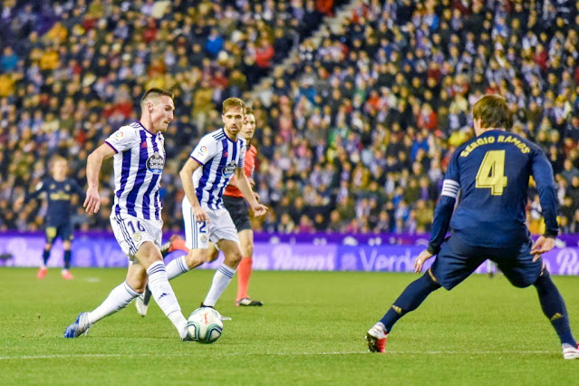 Fede San Emeterio en presencia de Michel y Sergio Ramos intenta jugar la pelota. REAL VALLADOLID C. F. 0 REAL MADRID C. F 1. Domingo, 26/01/2020, 21:00 horas. Campeonato de Liga de 1ª División, jornada 21. Valladolid, estadio José Zorrilla