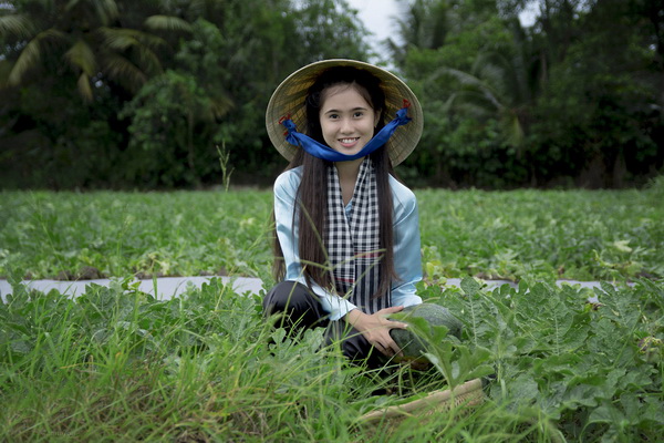 Thiếu nữ áo bà ba xanh, khăn rằn